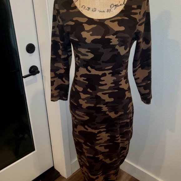 New York & Company Street Soho Women's 3/4 sleeves midi bodycorn camo dress - Picture 11 of 14